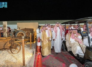 أمير الرياض ومحافظ الخرج يتجولان في  مهرجان الألبان والأغذية بمحافظة الخرج